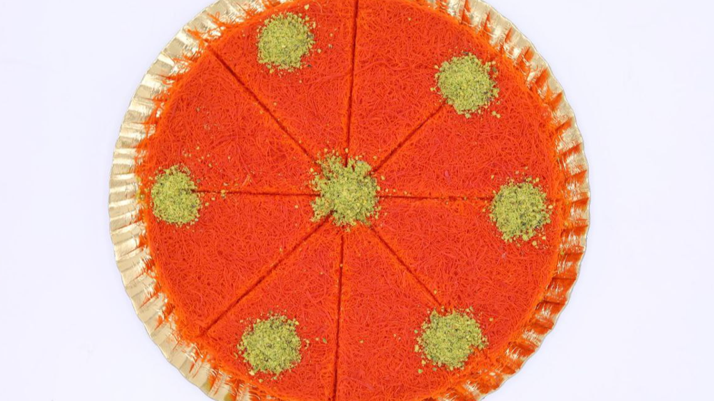 صحن كنافةحمرا  بالقشطة كبير